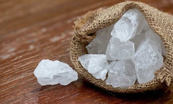 manfaat tawas untuk bau badan