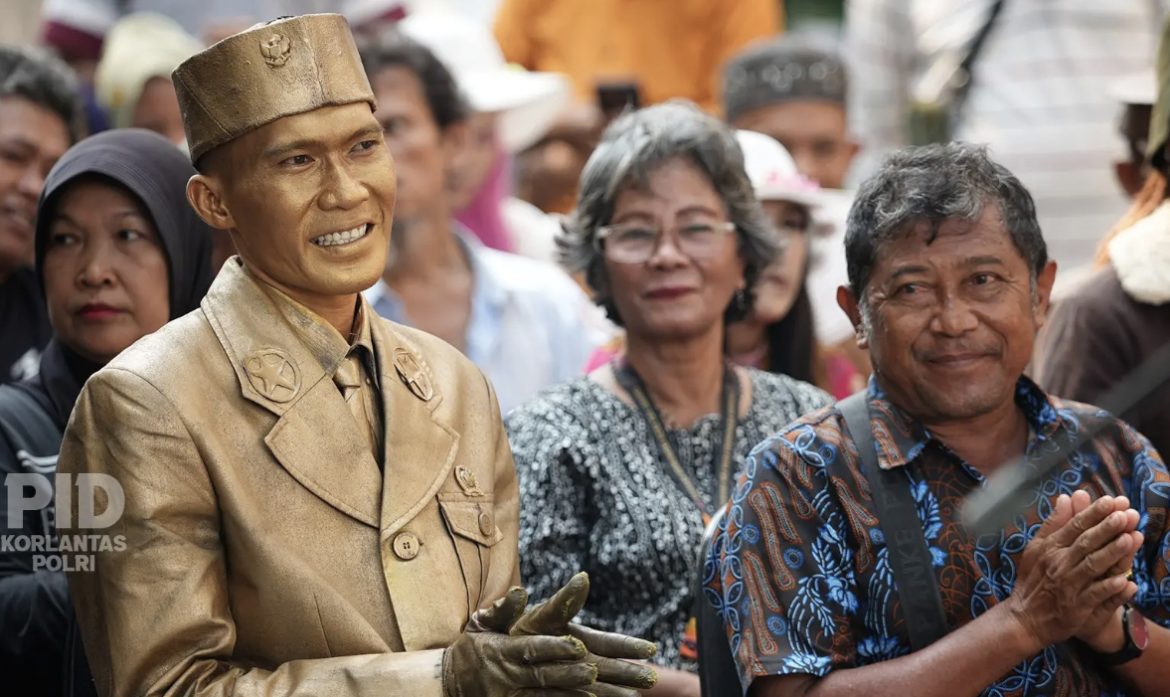 Polri Salurkan 450 Paket Baksos di Kota Tua Sambut HUT Bhayangkara ke-80 1